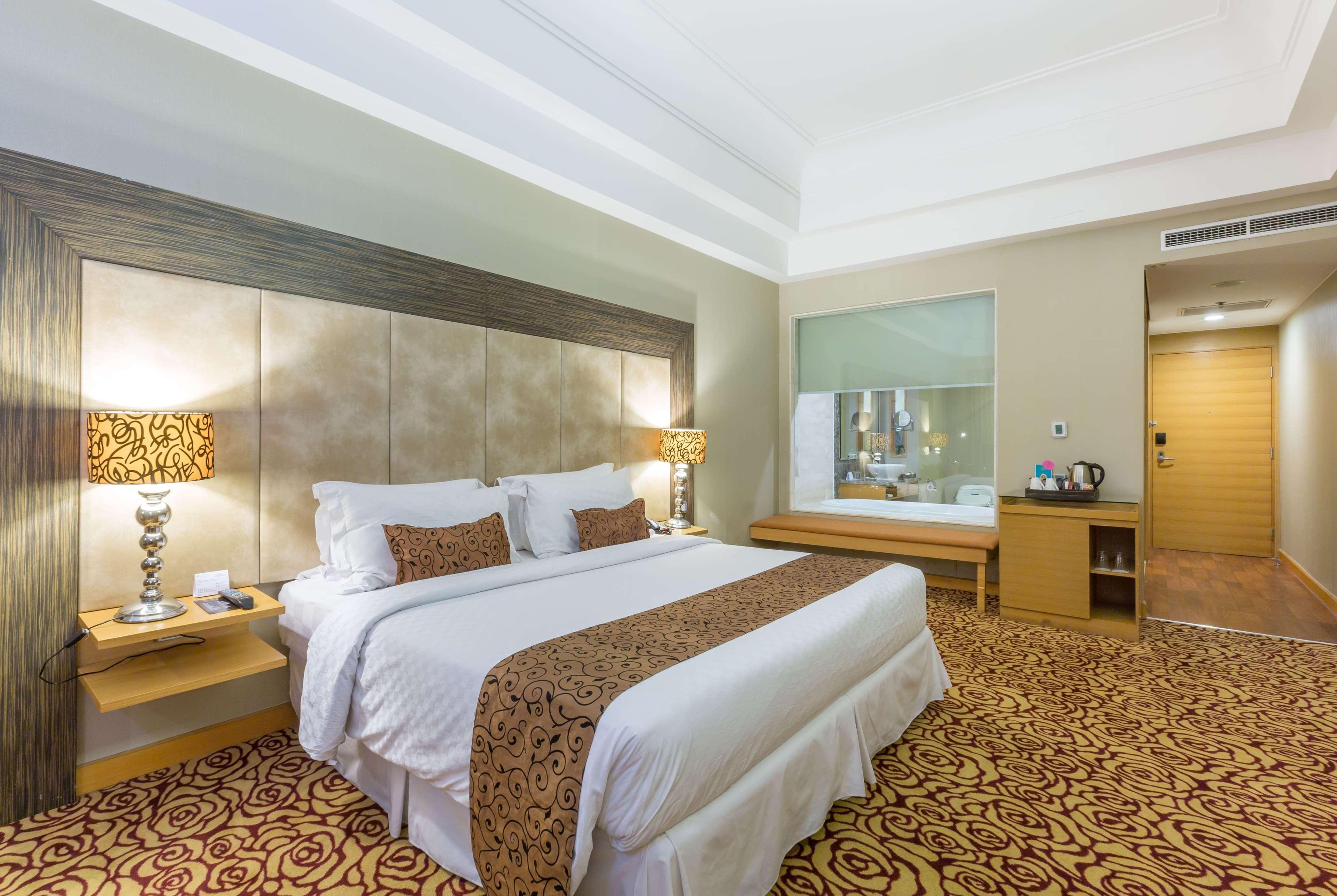 Wyndham Surabaya Hotel Buitenkant foto