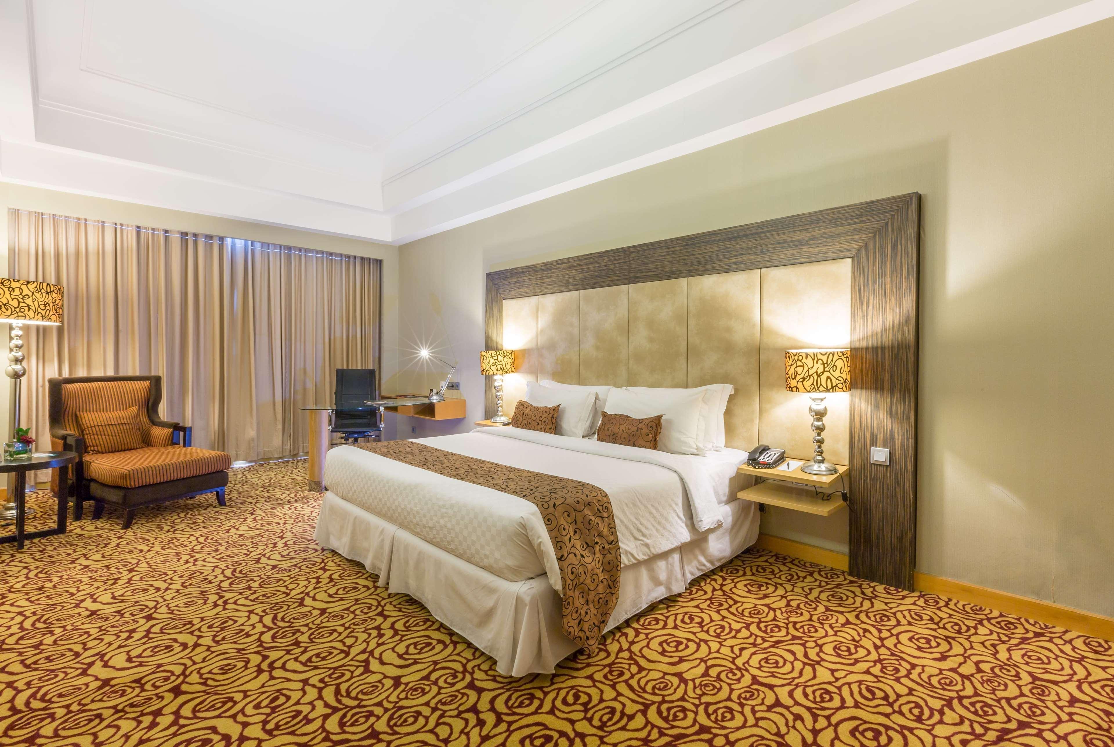 Wyndham Surabaya Hotel Buitenkant foto
