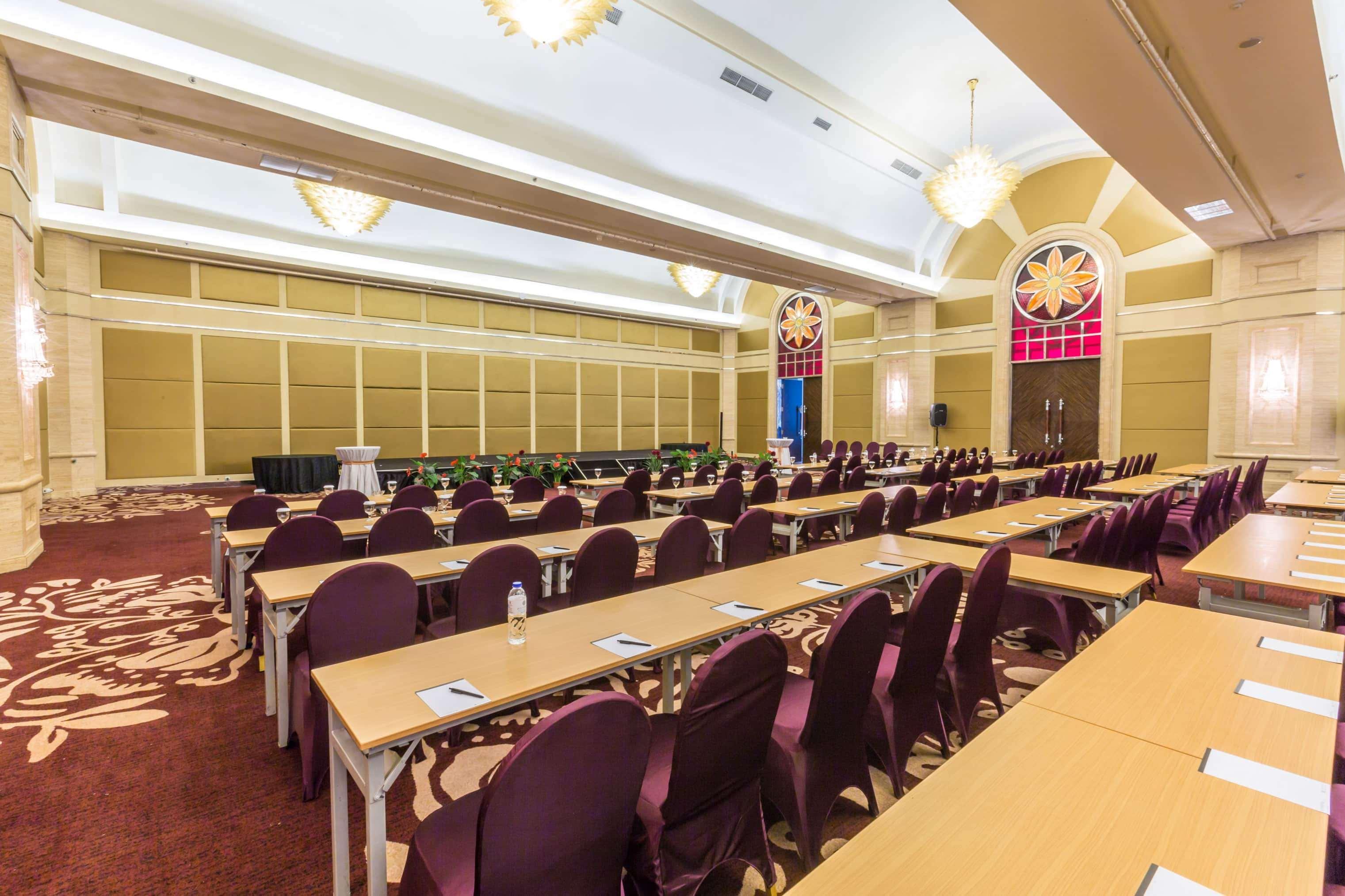 Wyndham Surabaya Hotel Buitenkant foto