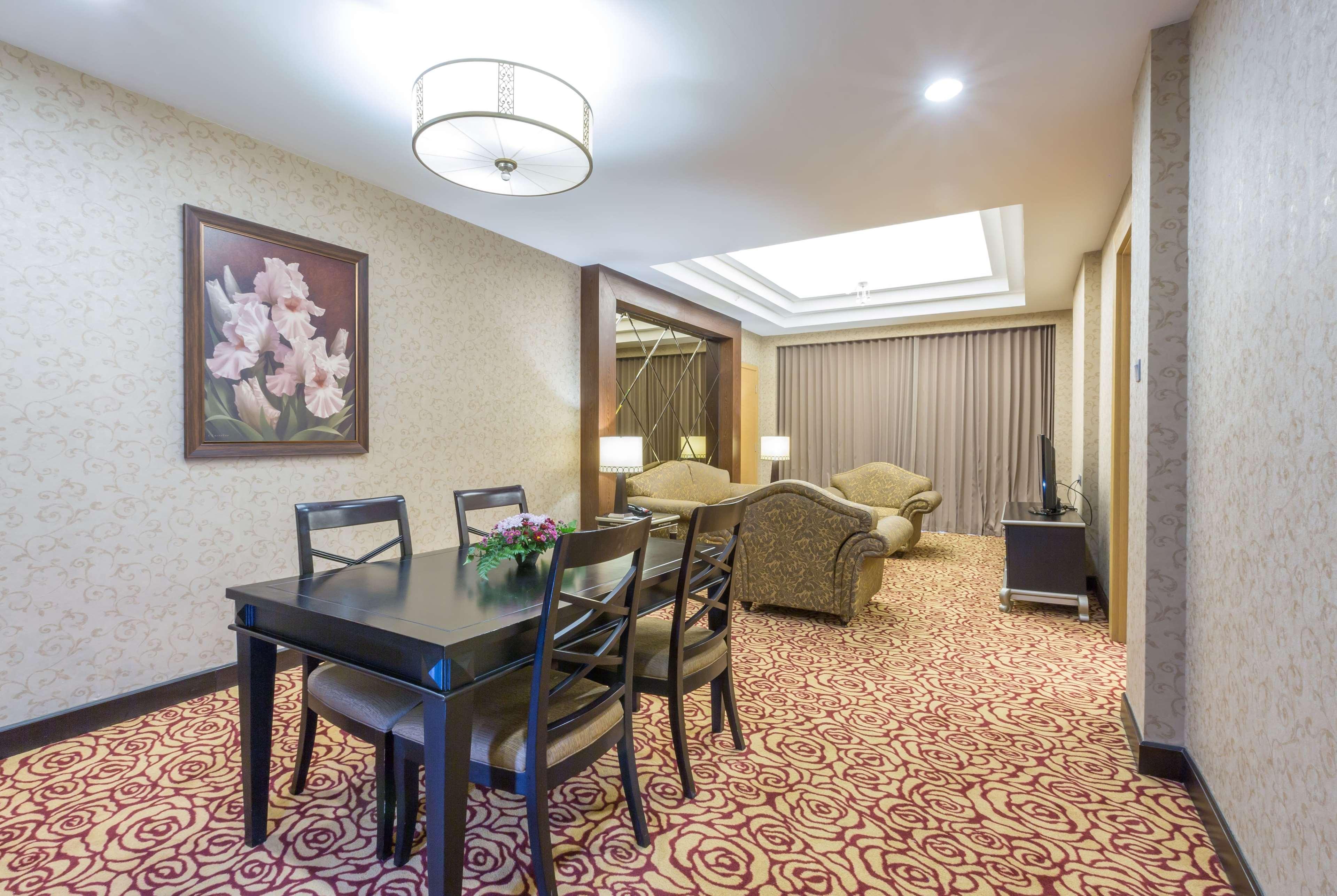 Wyndham Surabaya Hotel Buitenkant foto