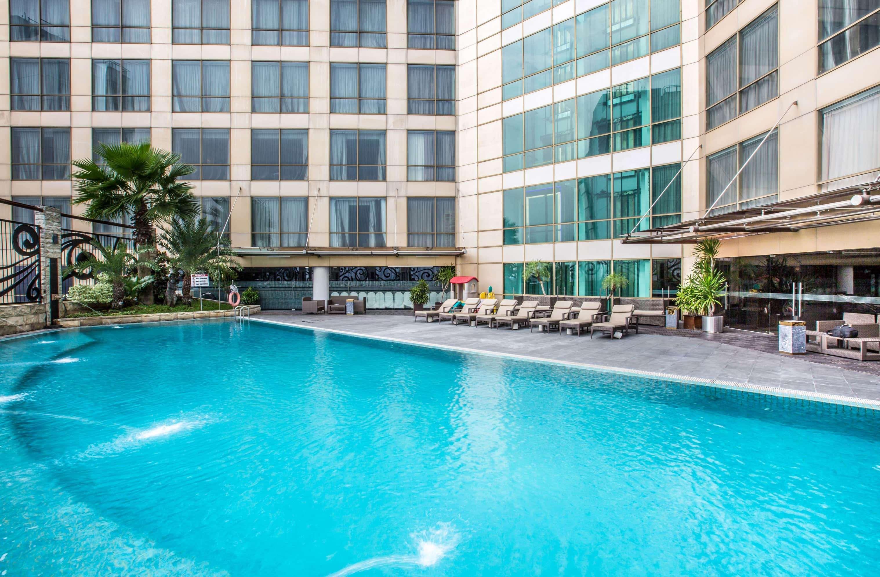 Wyndham Surabaya Hotel Buitenkant foto