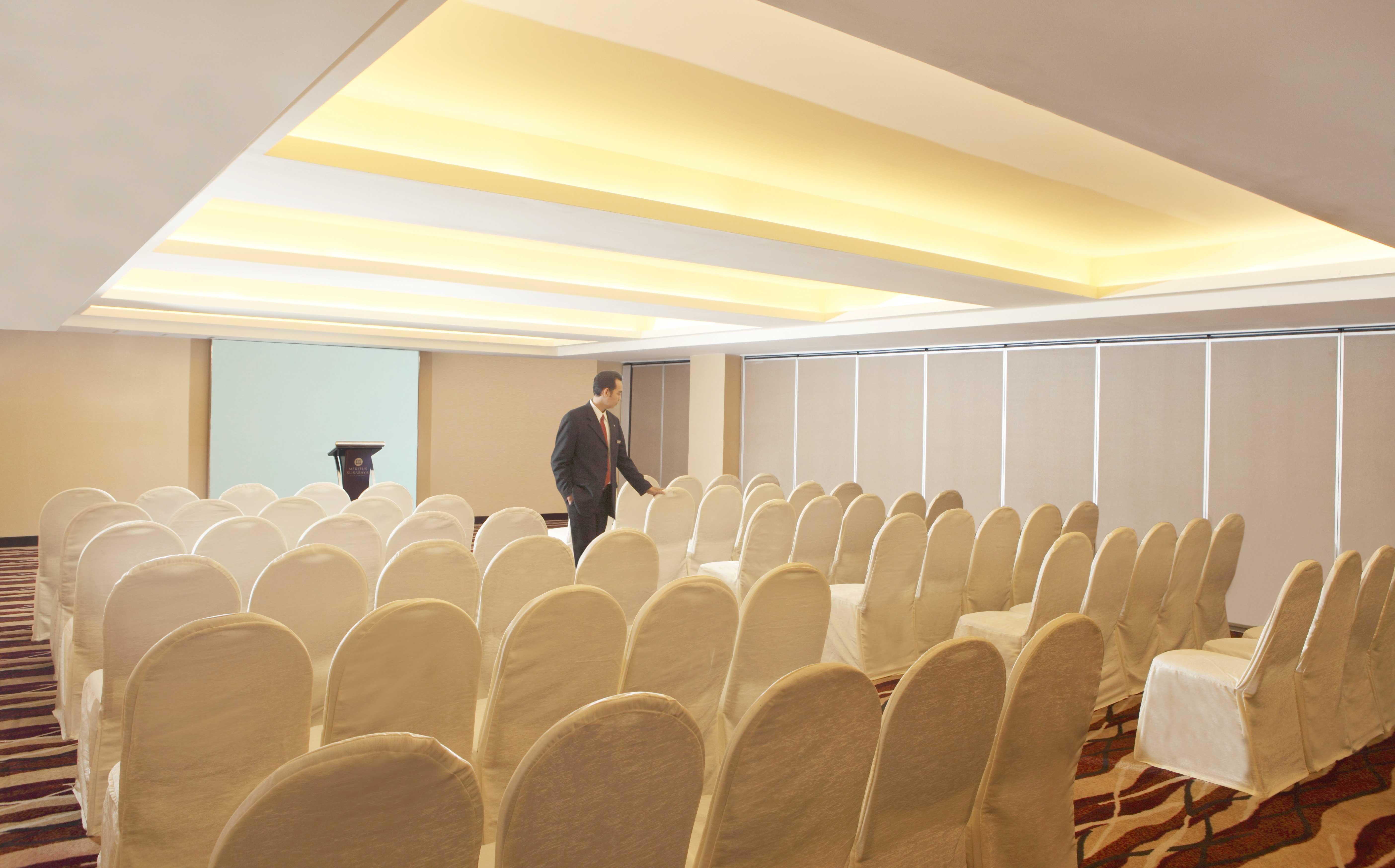 Wyndham Surabaya Hotel Buitenkant foto