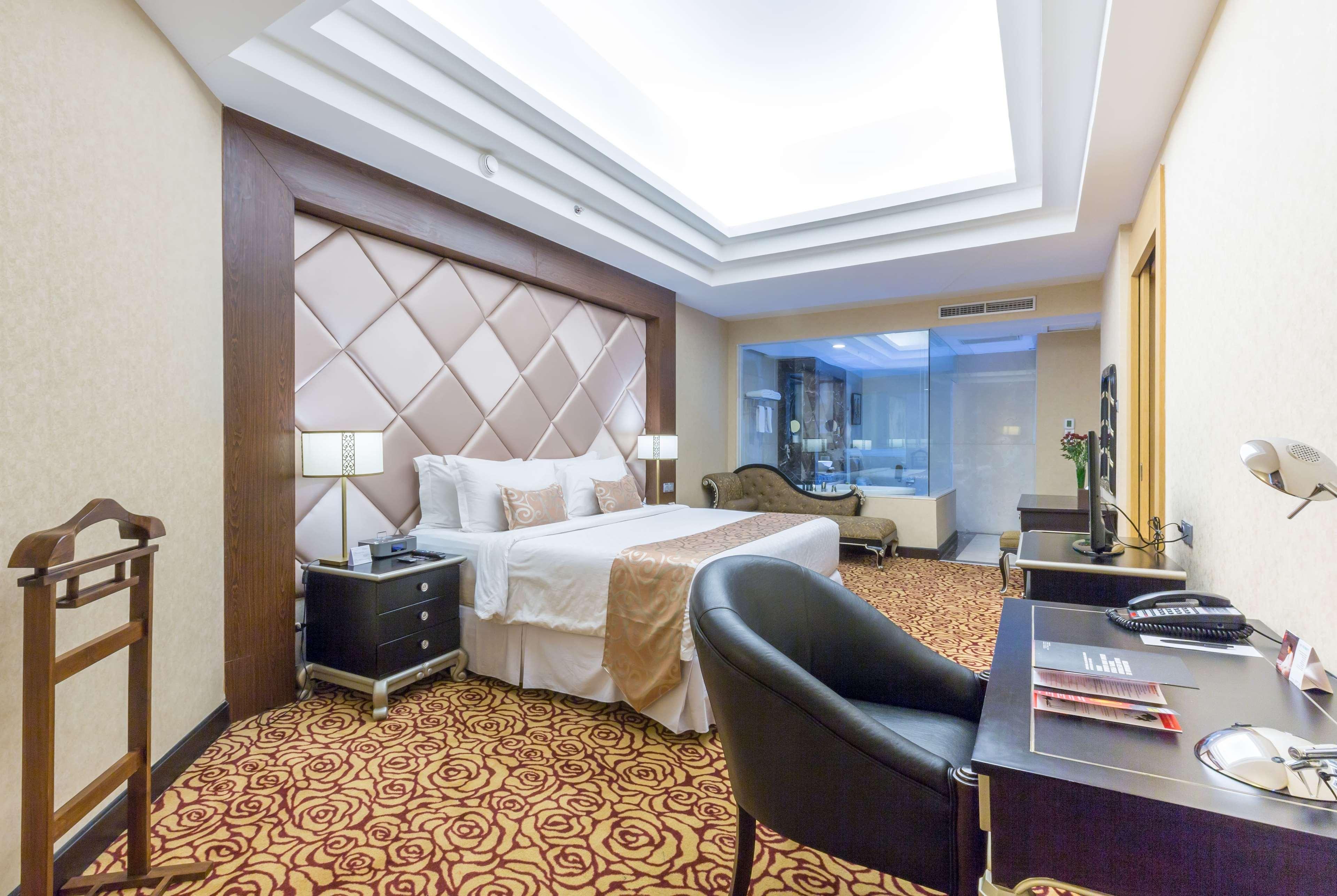 Wyndham Surabaya Hotel Buitenkant foto