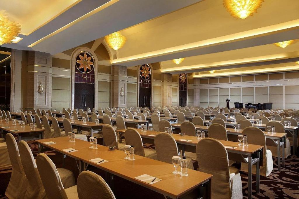 Wyndham Surabaya Hotel Buitenkant foto