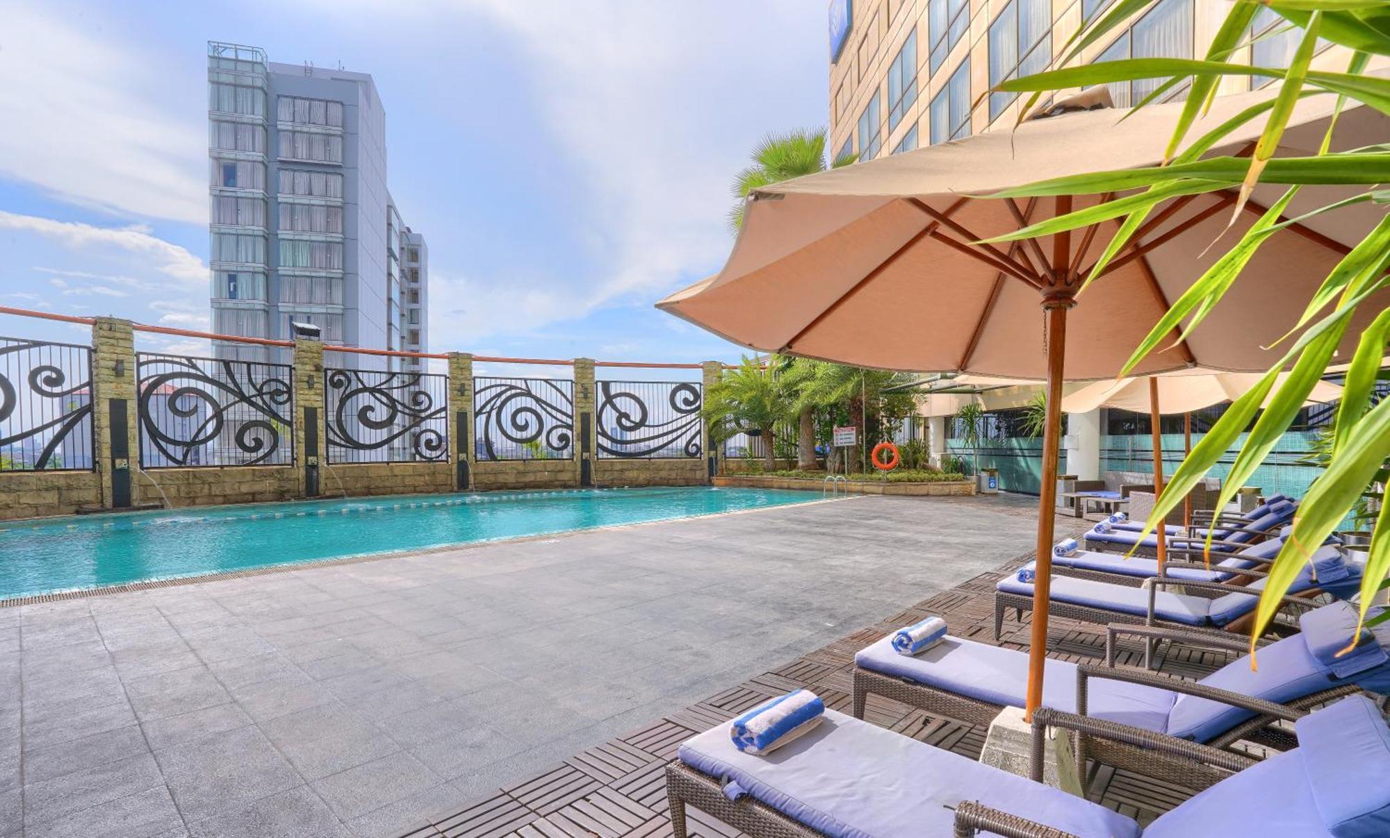 Wyndham Surabaya Hotel Buitenkant foto