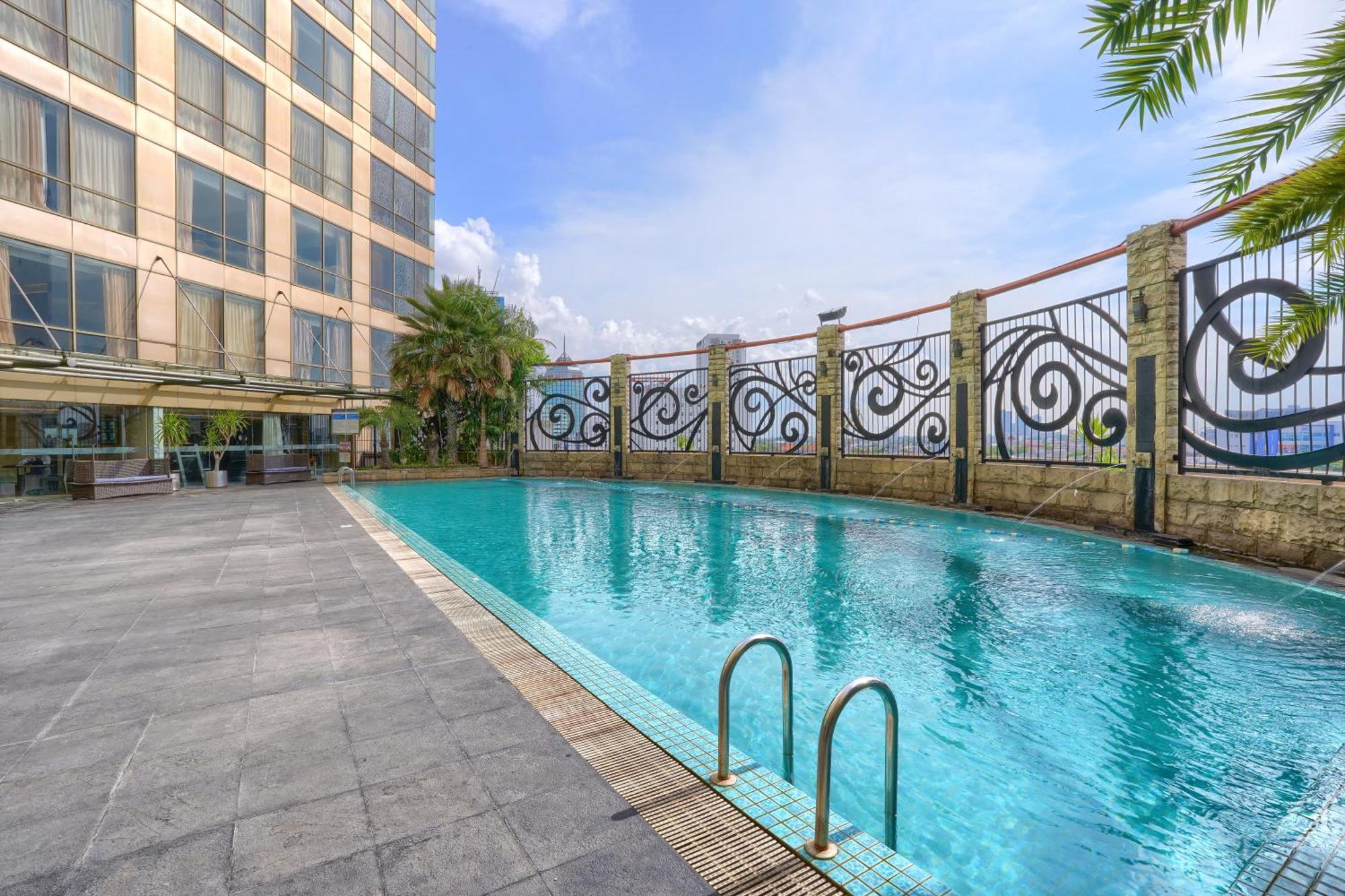 Wyndham Surabaya Hotel Buitenkant foto