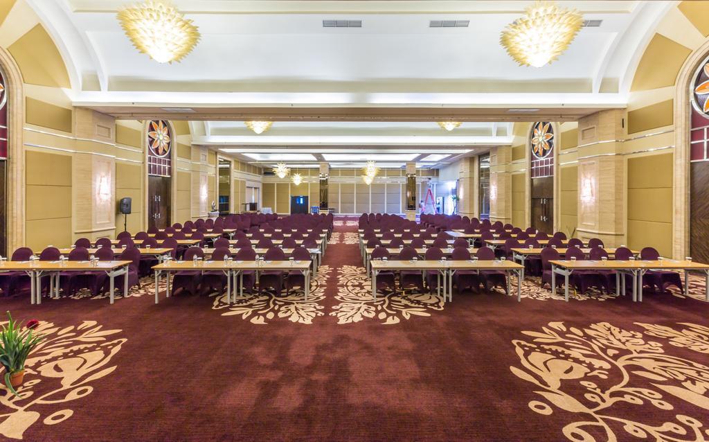 Wyndham Surabaya Hotel Buitenkant foto