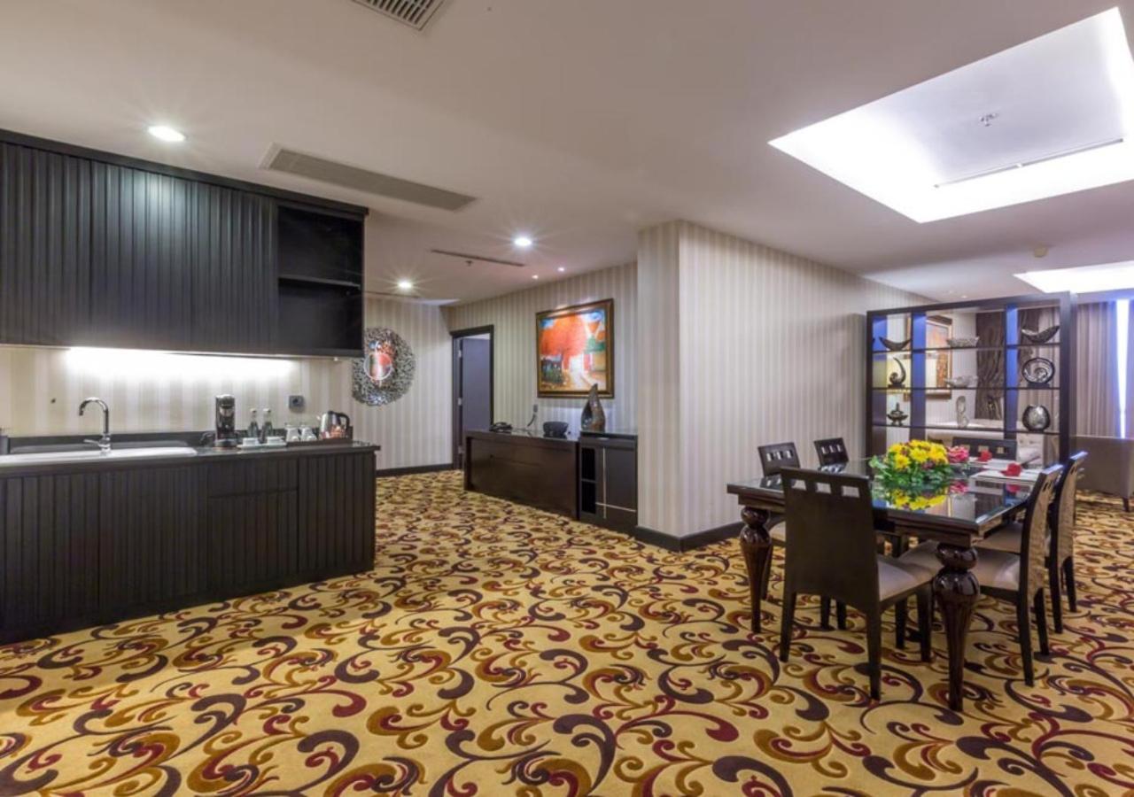 Wyndham Surabaya Hotel Buitenkant foto