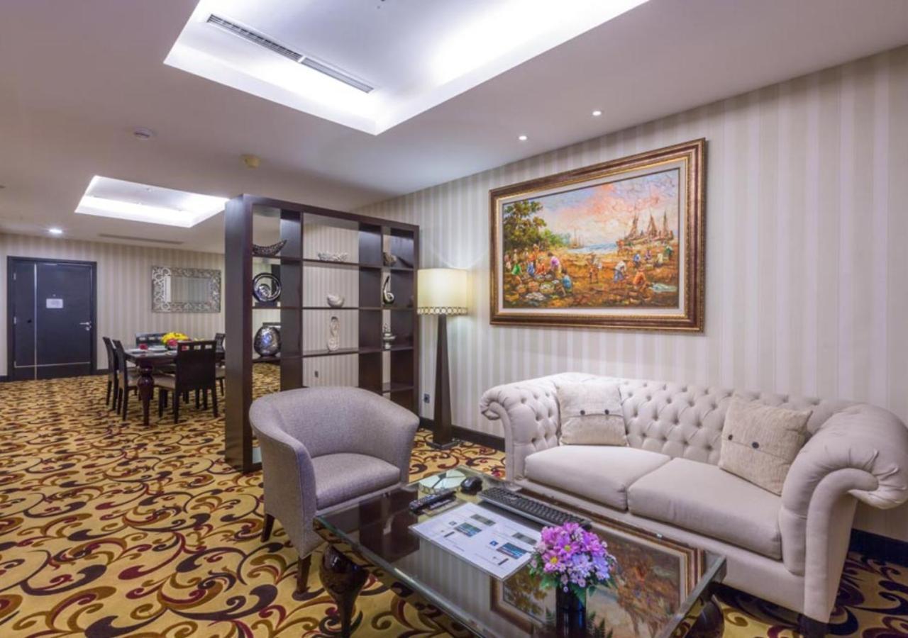 Wyndham Surabaya Hotel Buitenkant foto